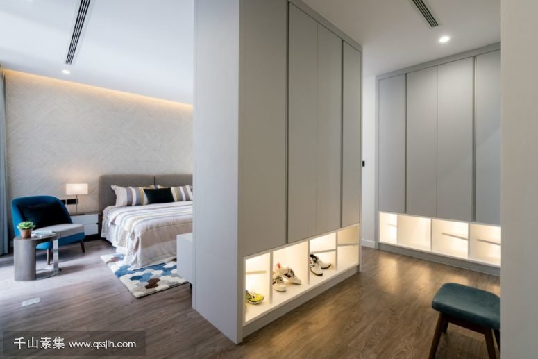 07-Heres-another-bedroom-with-a-separate-closet-and-additional-lights-775x517.jpg