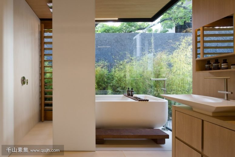 08-Theres-a-bathign-space-with-a-view-to-the-private-courtyard-full-of-greenery-775x517.jpg