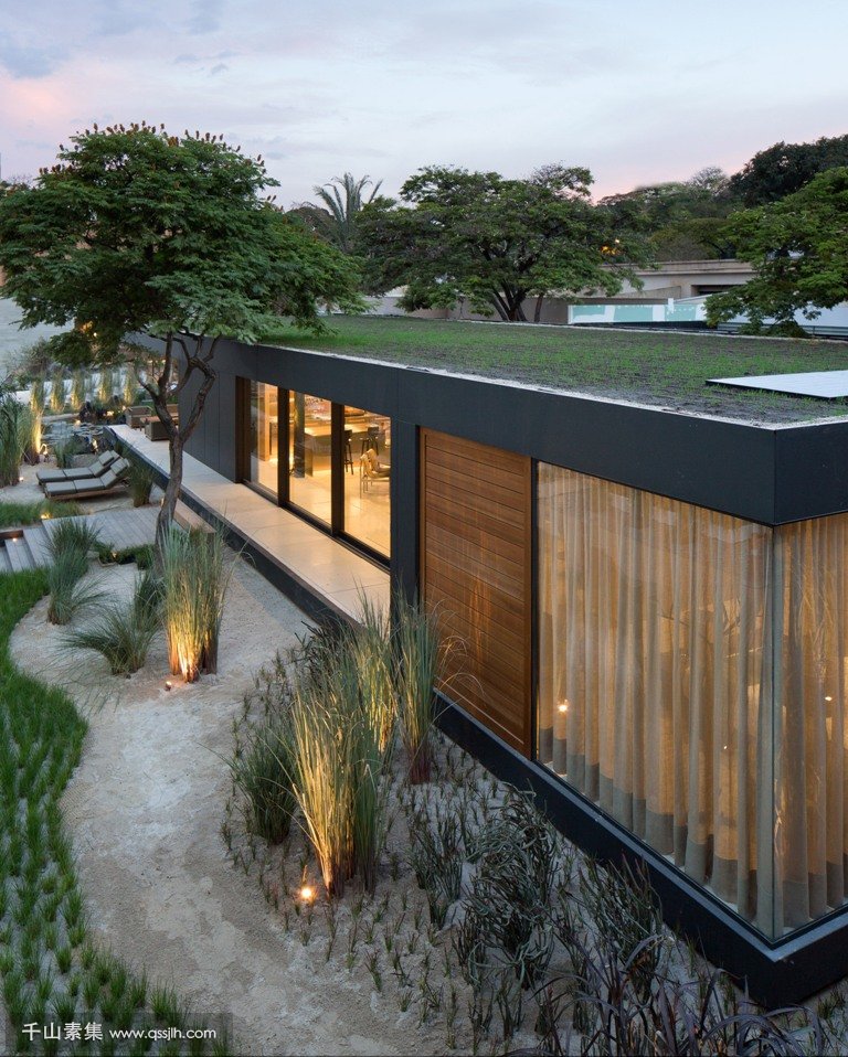 02-The-house-features-a-green-roof-and-photovoltaic-panels-for-more-sustainability.jpg