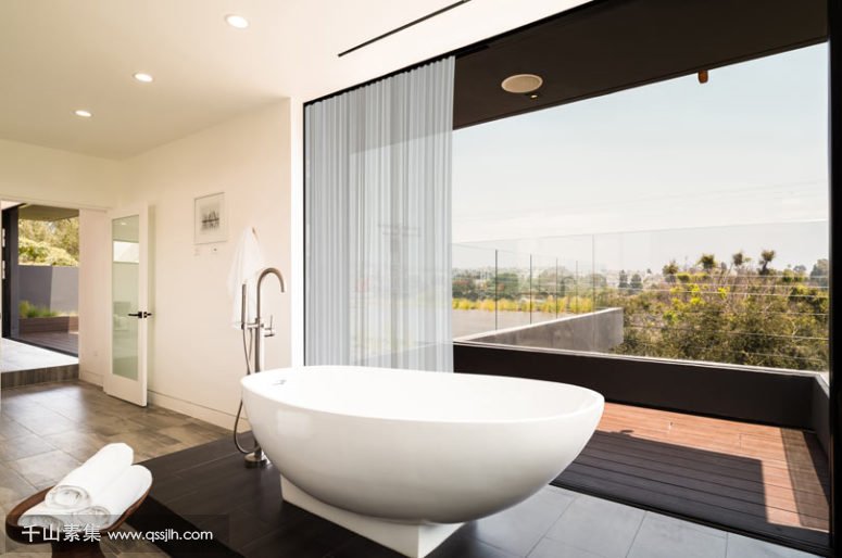 10-The-views-are-amazing-including-those-from-the-free-standing-bathtub-775x514.jpg