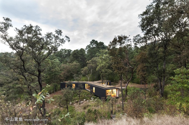02-The-house-takes-maximal-advantage-of-the-location-with-much-glazing-the-forest-views-are-amazing-775x513.png