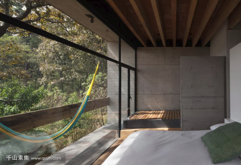 07-The-master-bedroom-includes-a-bathtub-and-a-balcony-with-a-hammock-to-relax-as-much-as-possible-775x530.png