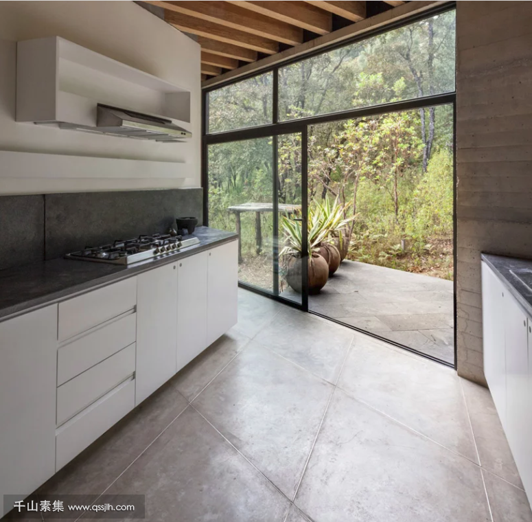 09-The-kitchen-can-be-also-opened-to-outdoors-with-a-sliding-door-775x760.png