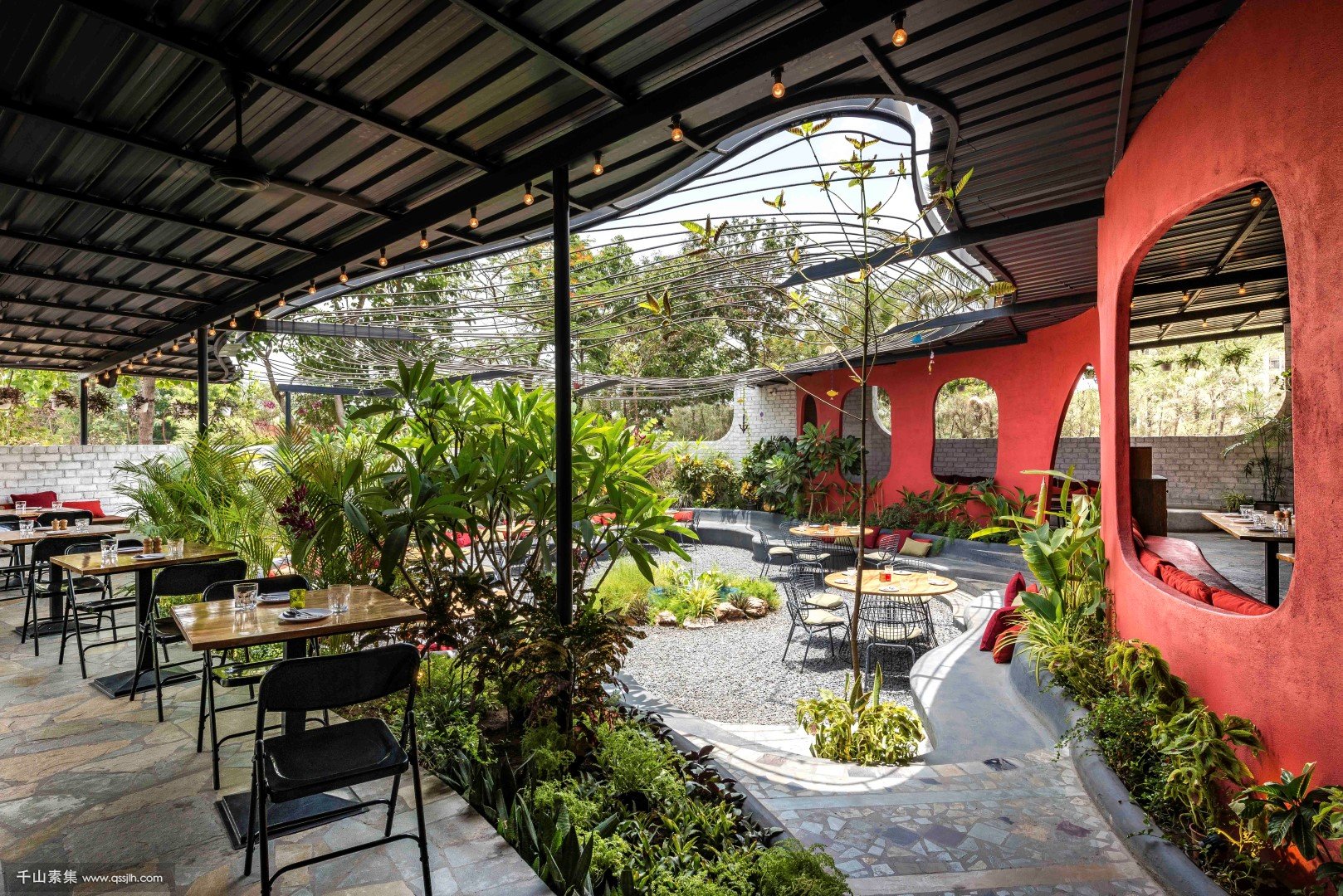 【植物墙案例】Studio Lagom Surat用绿植做餐厅的主题装饰！
