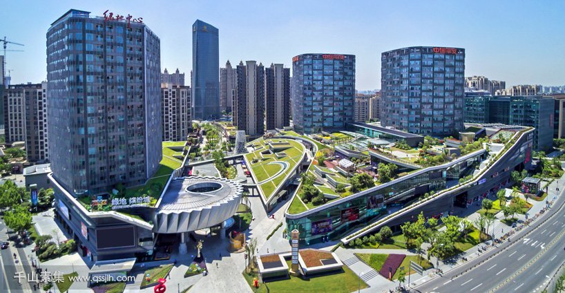 商场绿化案例·上海缤纷城，绿色屋顶赏自然春色。