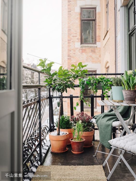 25-folding-furniture-and-potted-greenery-are-all-you-need-for-a-small-balcony.jpg