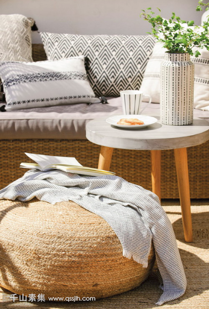 05-The-relaxed-and-light-feel-is-achieved-with-wood-and-wicker-plus-soft-textiles.png