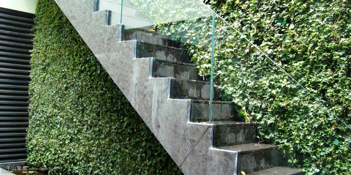 别墅露台植物墙，步梯旁的垂直花园